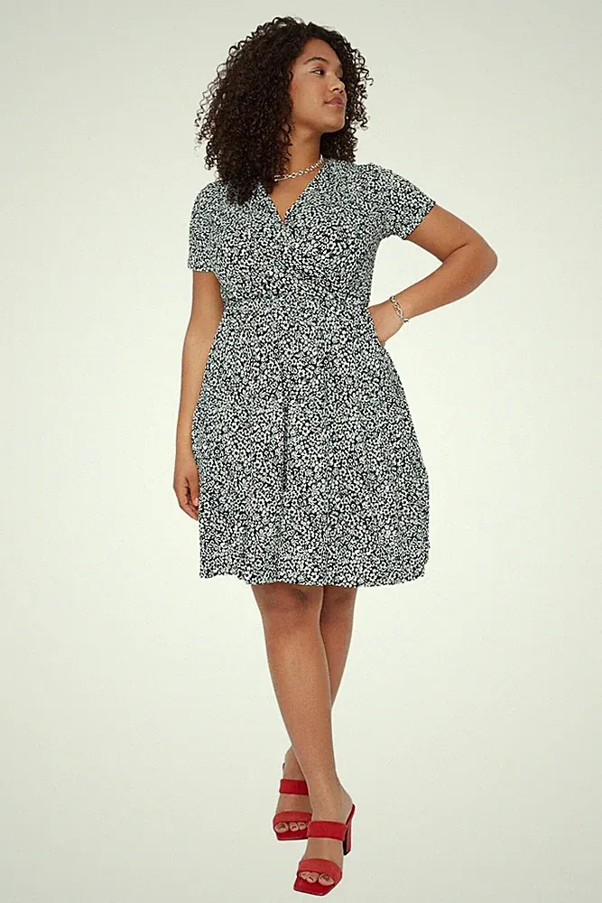 Damen Kleid Mini A-Linie Schwarz XL Plus Size Trendyol EU Große Größen
