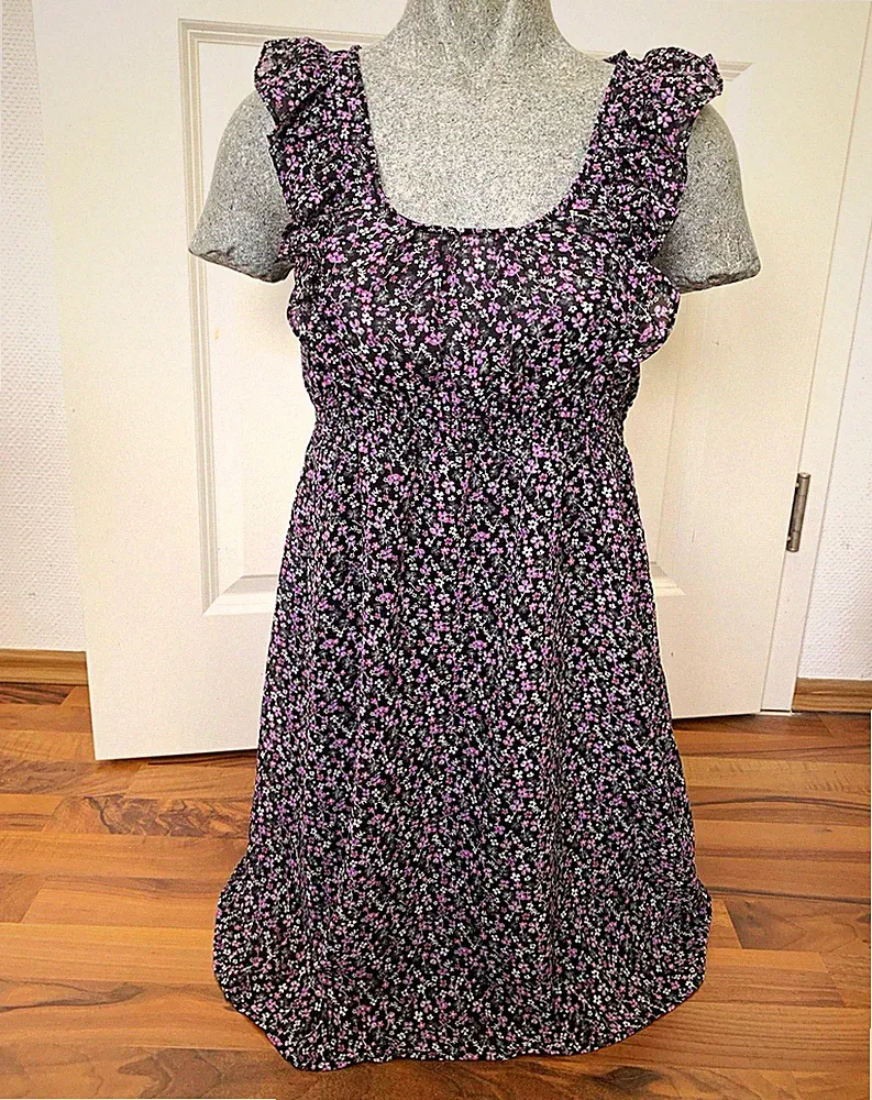Damen Midi A-Linien Kleid schwarz Blumenmuster lila/weiß U-Ausschnitt Rüschen