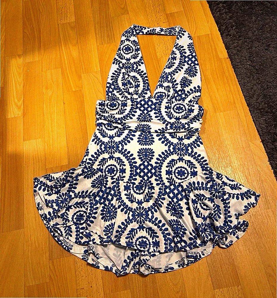 Damen Neckholder Sommerkleid kurz A-Linie weiß/blau Ornamente rückenfrei Rüschen