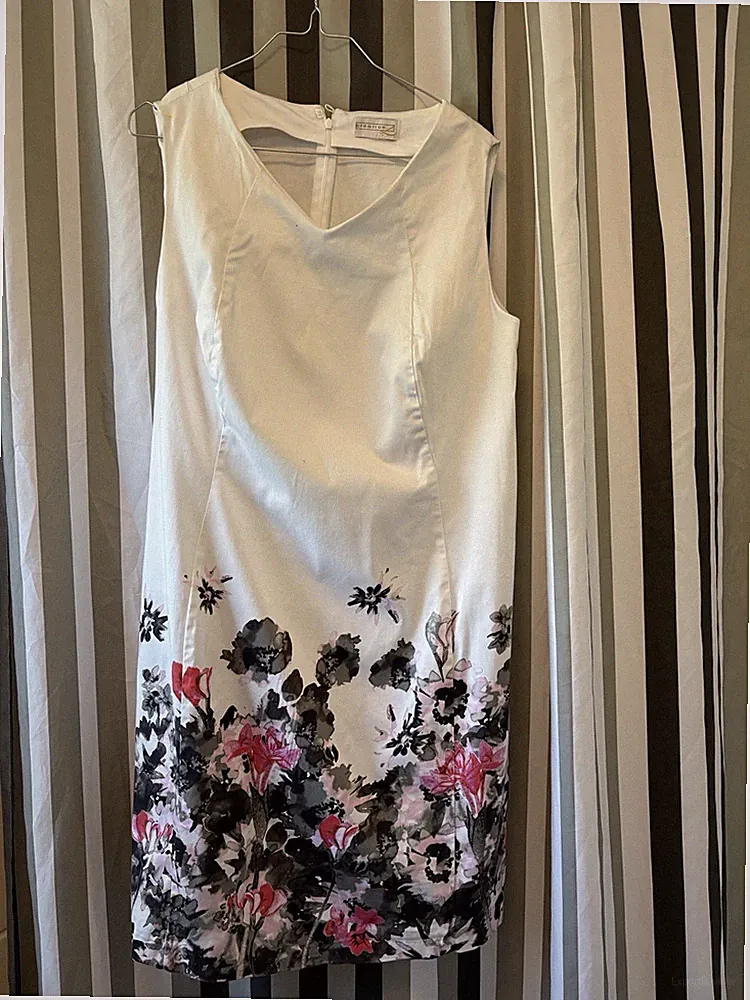 Damen-Sommerkleid, Weiß mit pink-schwarzen Blumenornamenten vom Kleidersaum aus