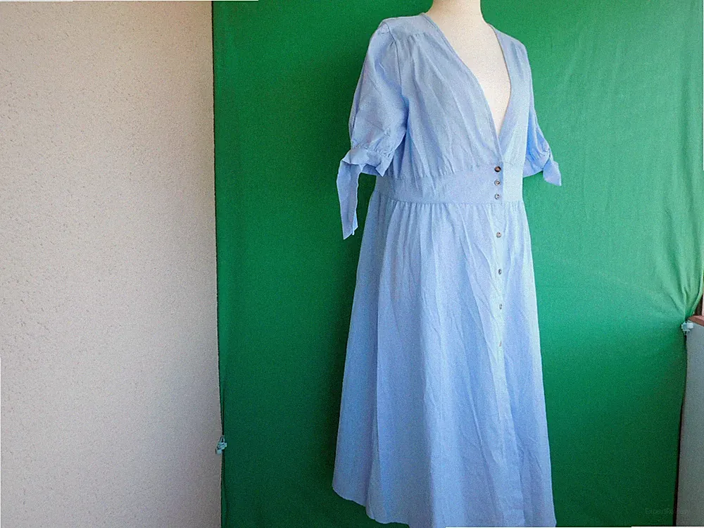 Damen Stoff Kleid Gr. 42. Hellblau. Durchgehende Knopfleiste.