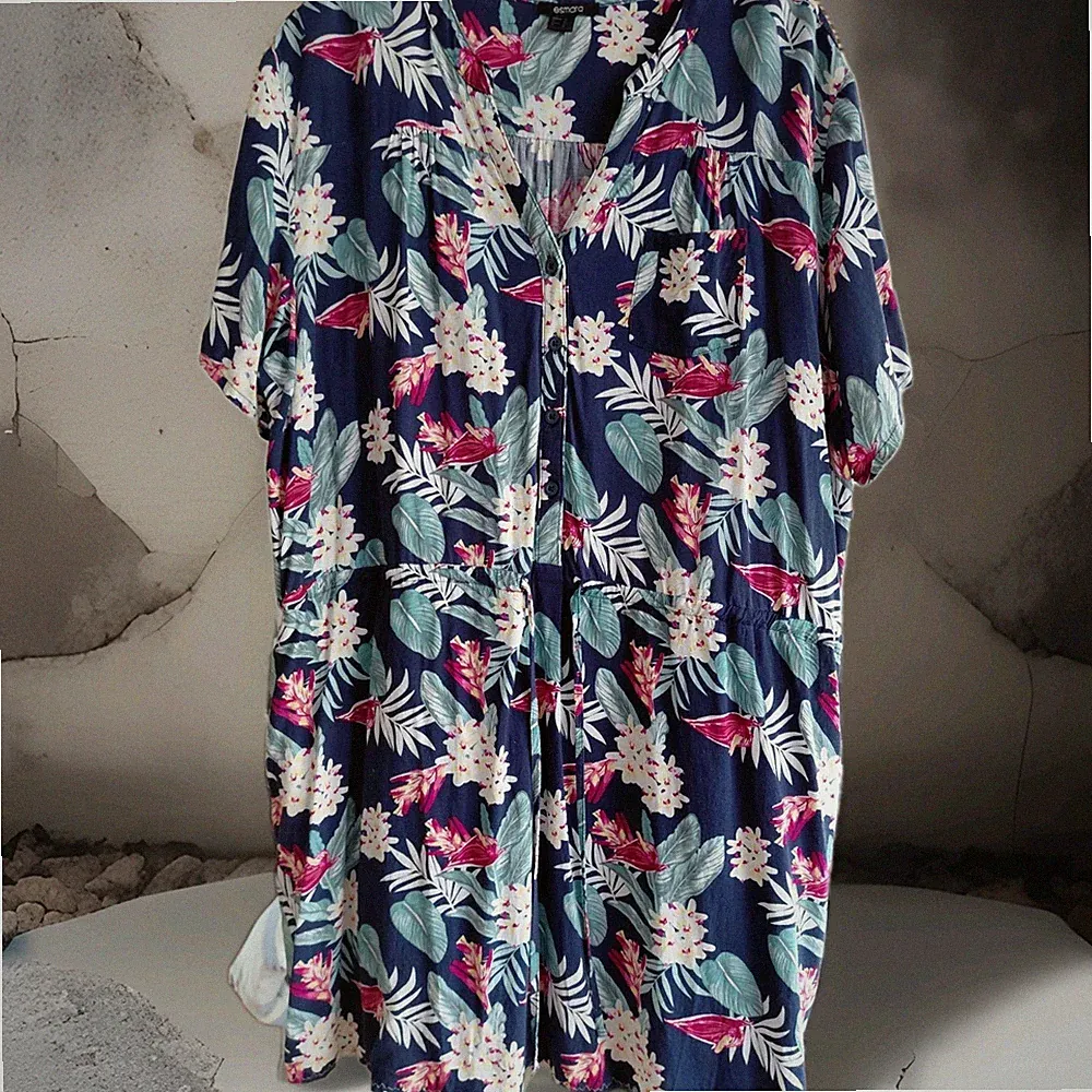 Damenkleid 48 schön bunt aus toller VISKOSE leicht glänzend - TALLIE variabel.