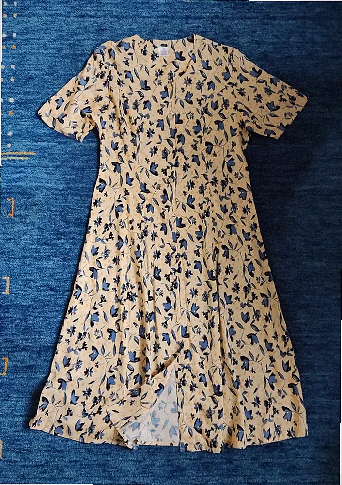 Damenkleid A-Form, in Farben gelb-blau-geblümt