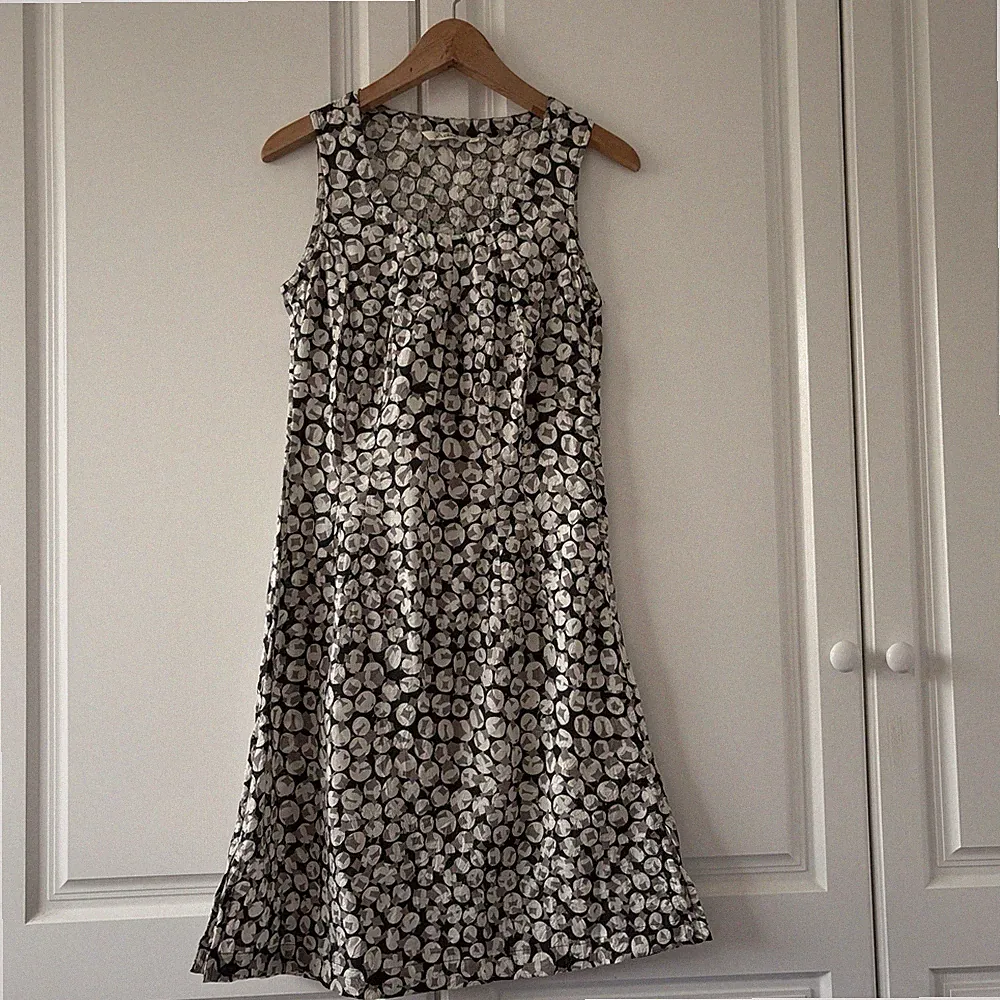 Damenkleid Adini Mehrfarbig Kreismuster Ärmellos A-Linie Knielang XS