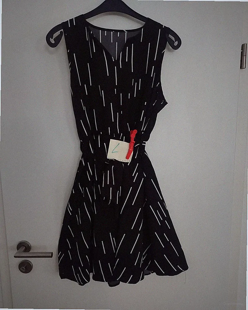 Damenkleid Gr. L schwarz weiß gestreift A-Linie kurz V-Ausschnitt ärmellos