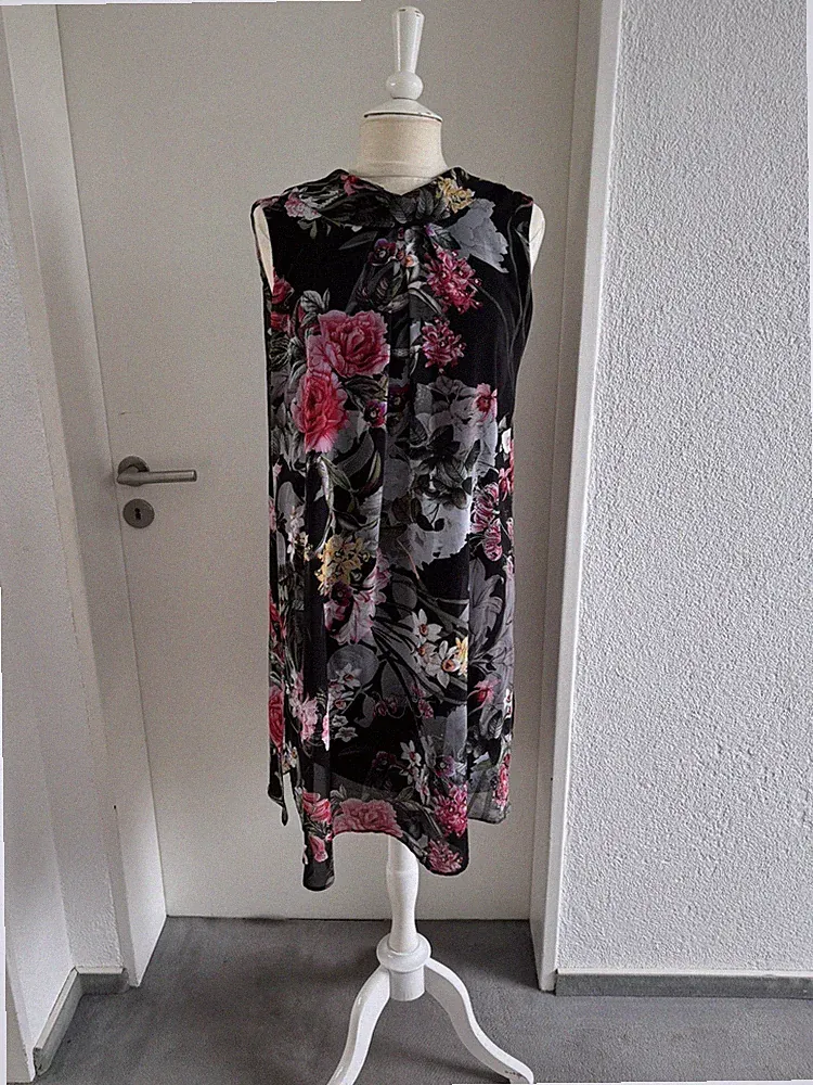 Damenkleid, Größe 42 Blumen schwarz bunt neuwertig ￼ A Linie ￼ sehr hübsch 😘