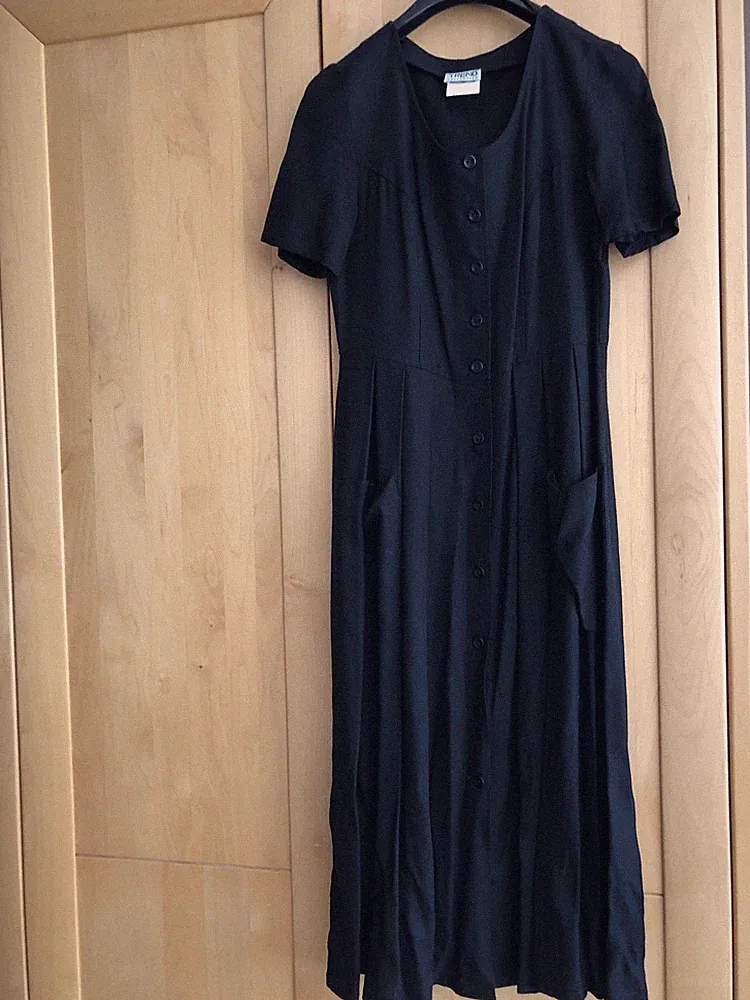 Damenkleid Kurzgrösse 19 Schwarz, Wadenlang