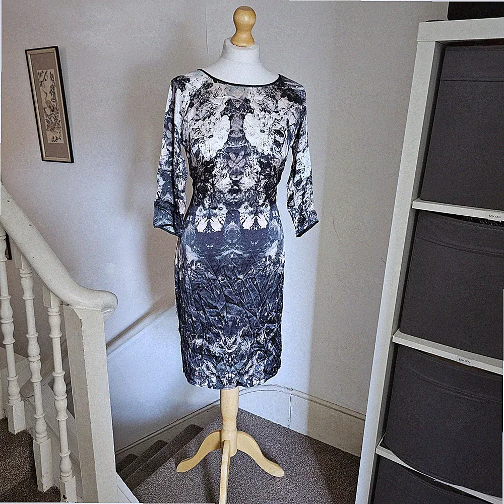 Dea Kudibal Luxus Stretch Seide Midikleid grau abstrakt Hochzeitsgast XS