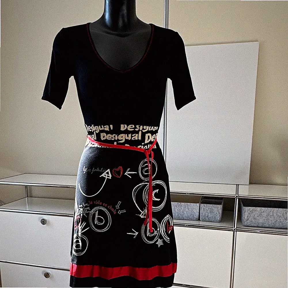 Desigual Damen A-Linien-Kleid Gr. XS schwarz/rot/weiß V-Ausschnitt Jersey