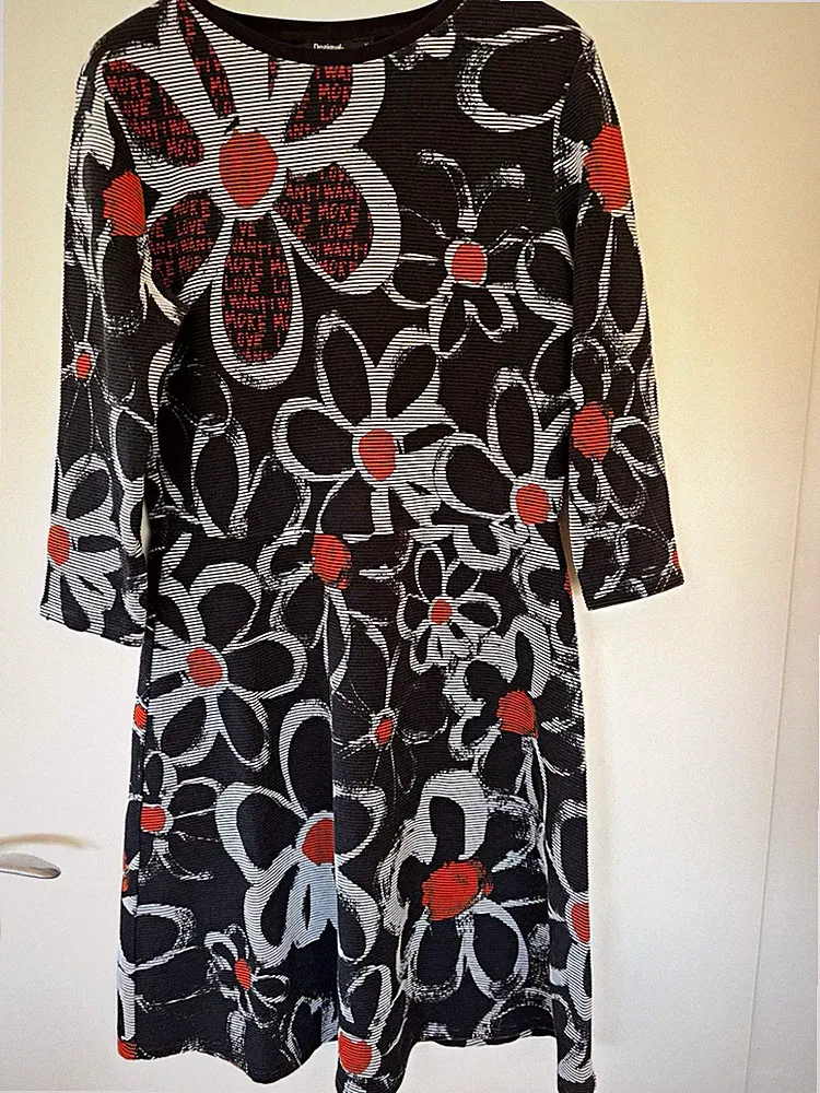 Desigual Damen Kleid XL A-Linie Blumen schwarz/weiß/rot 3/4 Arm Jersey 19WWVK49