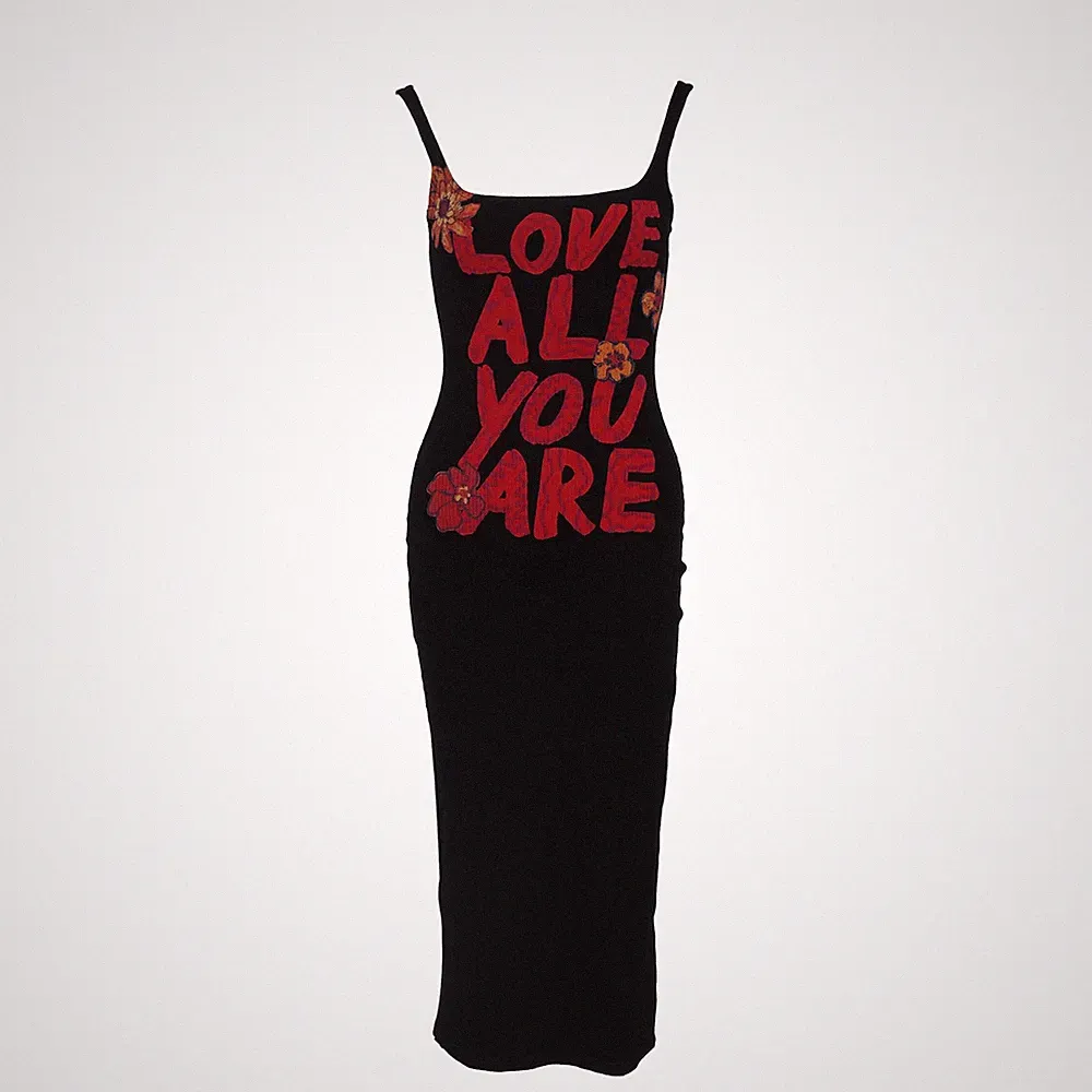 Desigual Kleid schwarz gerippt Midi Viskose figurbetont Blumen Spruch Frühling