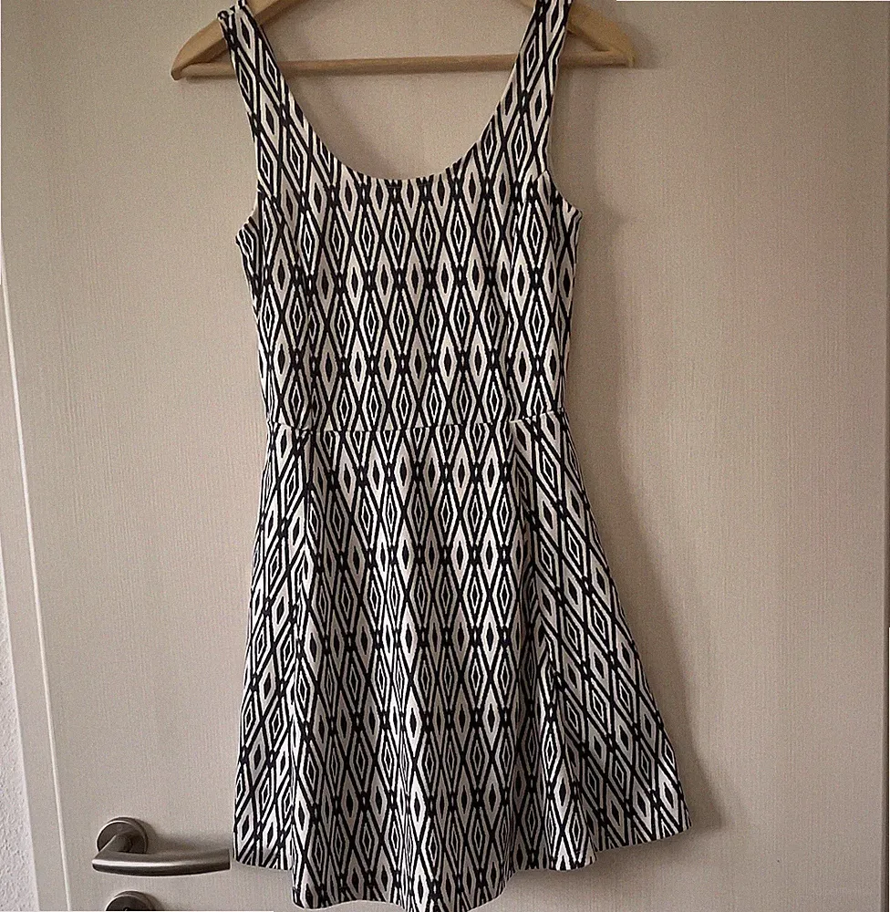 Divided by H&M Skaterkleid geometrisch Schwarz/Weiß ärmellos Gr. 36
