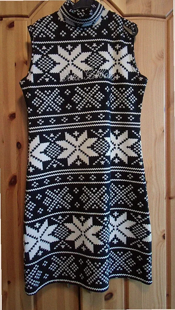Dolce & Gabbana, Gr. M, Etuikleid, Schwarz-Weiß gemustert, ärmellos, Rollkragen