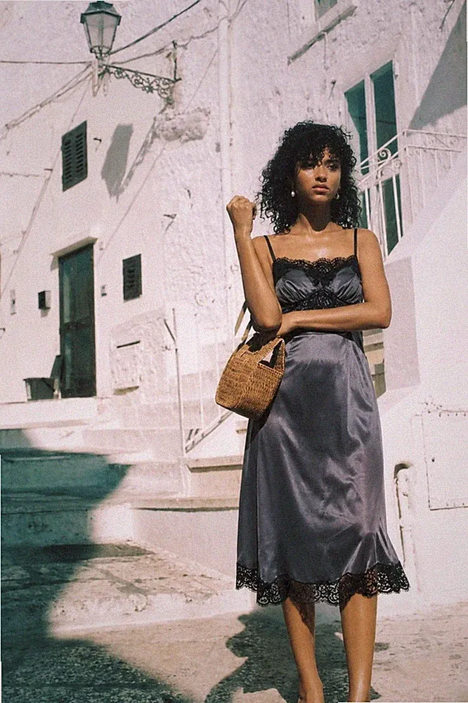 Dolce & Gabbana Midi-Schlupfkleid lila-grau Seide Satin schwarz Spitzenbesatz...