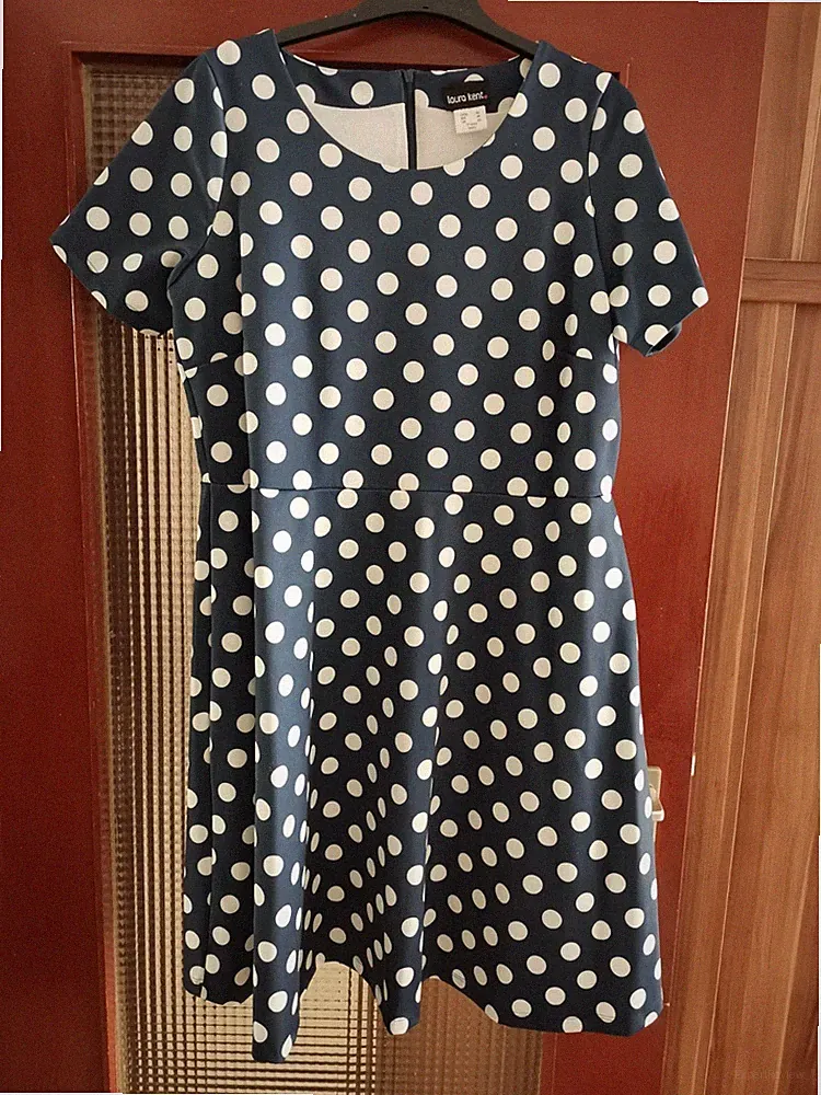 Dunkelblaues Kleid mit weißen Punkten von Laura Kent Größe 46