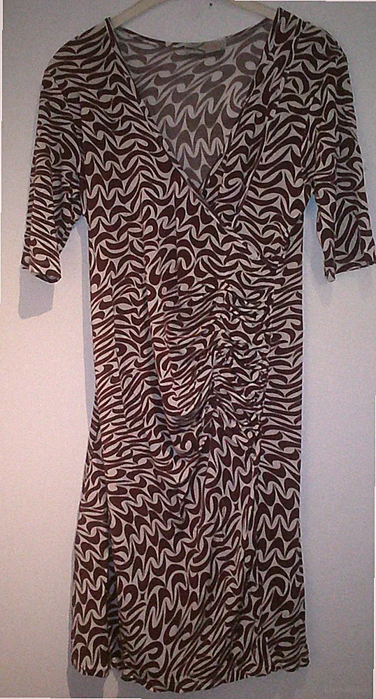 Dunkelrot/weiß gemustertes Kleid mit 3/4-Arm u. V-Ausschnitt am Bauch gerafft 36