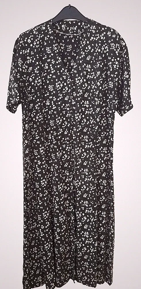 Durchgeknöpftes Kleid in A Form, schwarz-weiß geblümt und gepunktet, GrL,Viskose