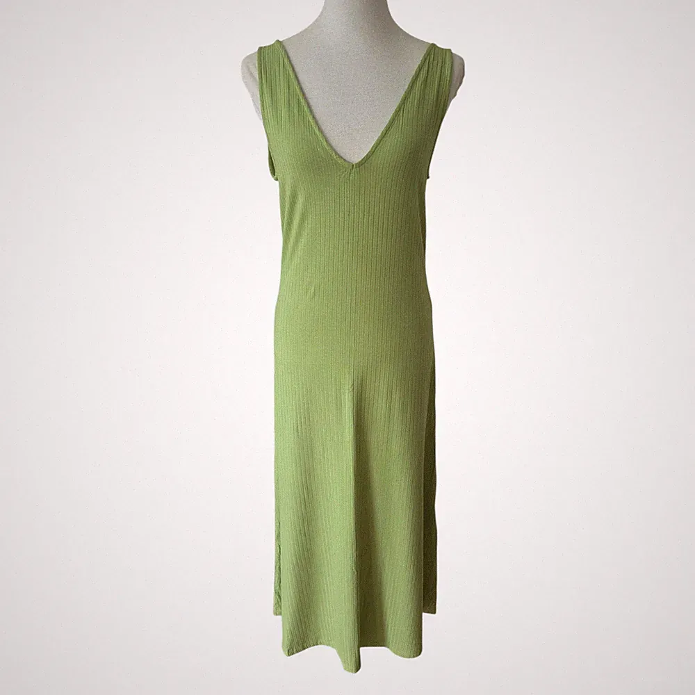 EDITED Sommerkleid Inge Gr 42 Grün Tiefer V-Ausschnitt Maxikleid Ärmellos NEU