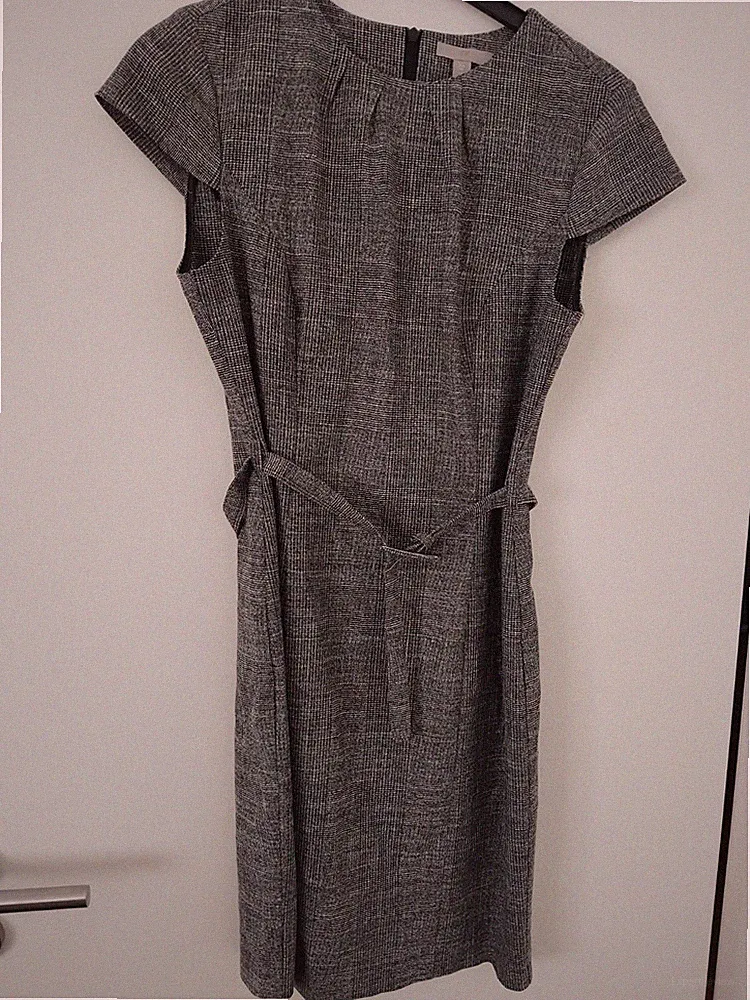 Edles Etuikleid mit Gürtel von H&M Gr. 40