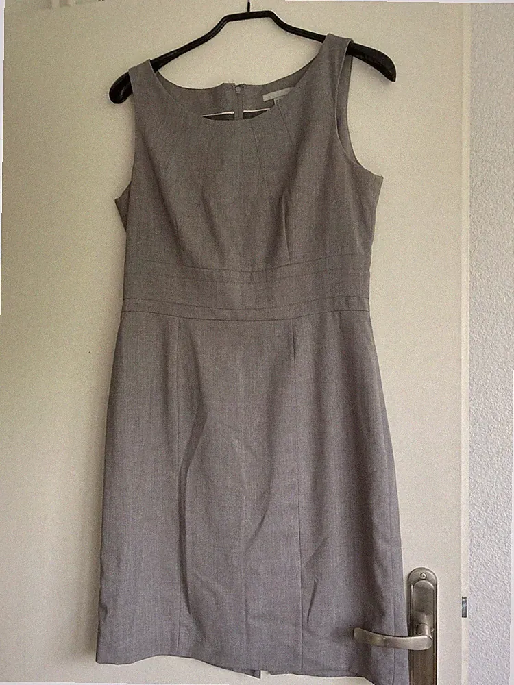 Ein H&M Etuikleid Gr. 42, grau, ärmellos, unterfüttert, runder Ausschnitt