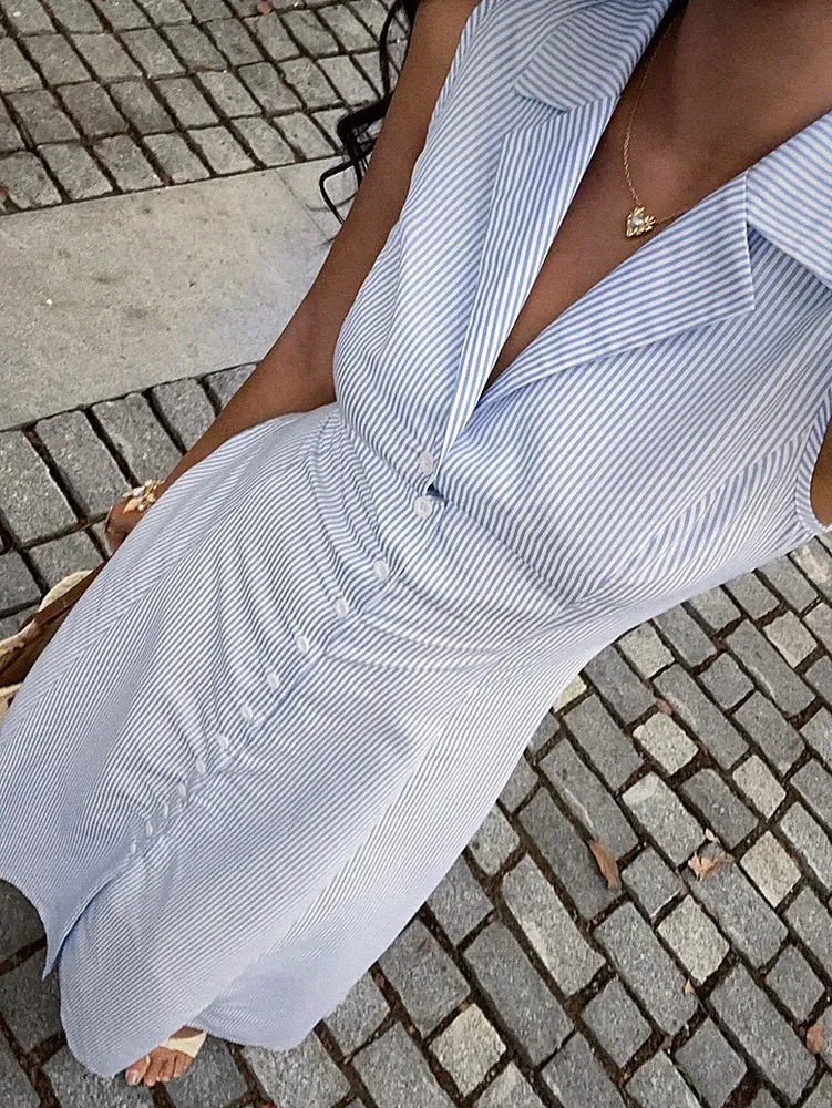 Elegantes A Linien Kleid in Blau mit gestreiftem Muster