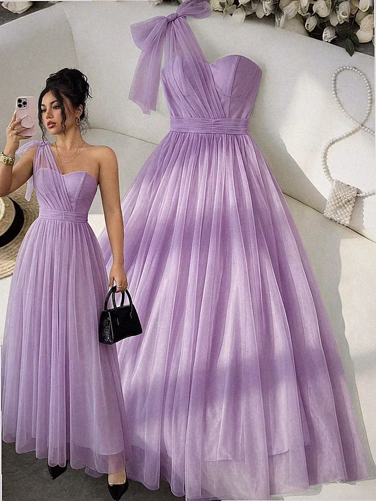 Elegantes A Linien Kleid in Mauve mit asymmetrischem Ausschnitt