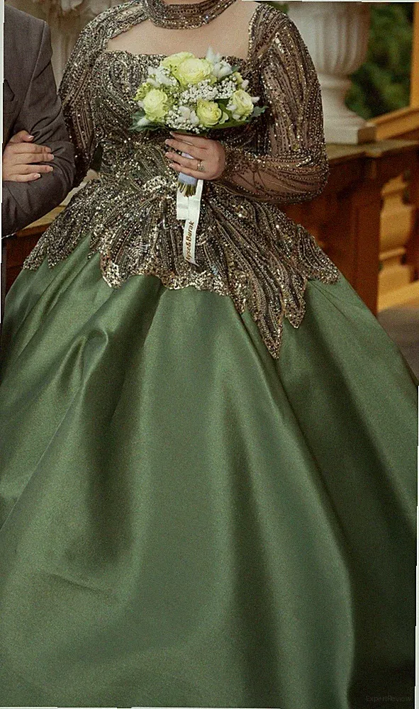 Elegantes Abend-/Ballkleid in Olivgrün mit Glitzer-Oberteil Henna oder Verlobung