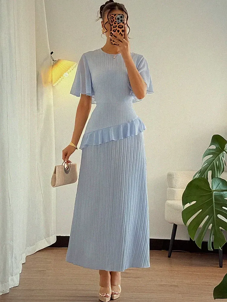 Elegantes hellblaues Sommerkleid für Damen als Hochzeitsgast