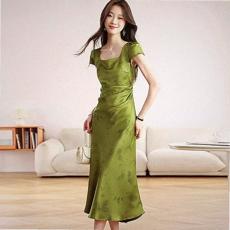 Elegantes Midi-Kleid Olivgrün Satin Figurbetont Viereckiger Ausschnitt CF69593