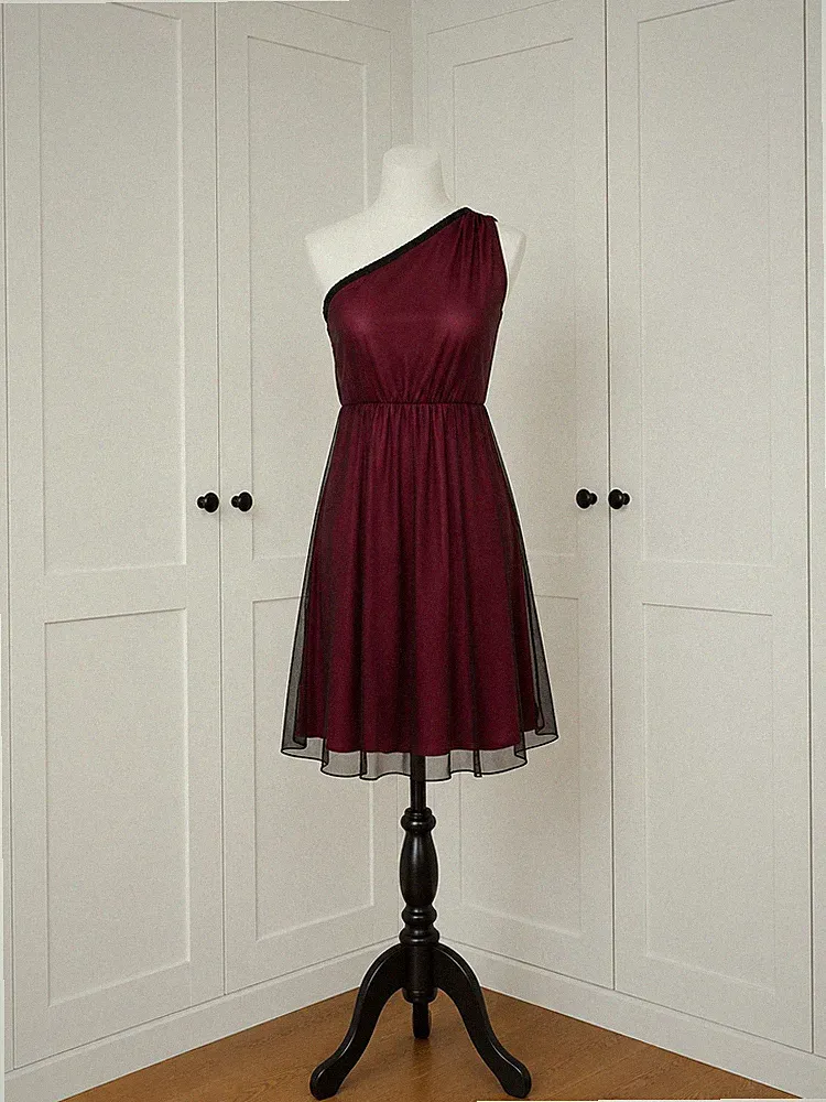 Elegantes One-Shoulder-Kleid von Even & Odd in Größe M, neu und ungetragen...