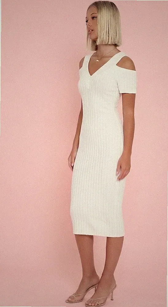 Elegantes Rippstrick-Midikleid in Weiß (Cold Shoulder)