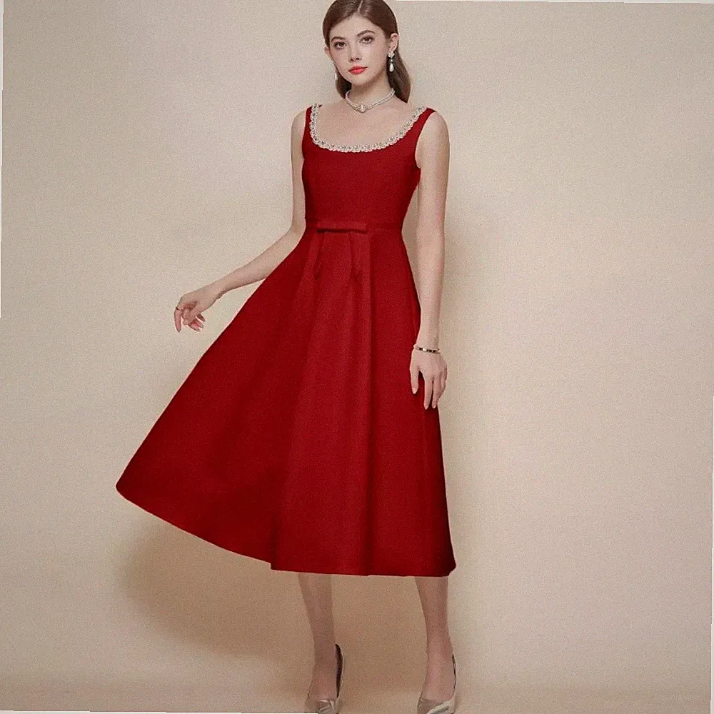 Elegantes rotes Midi-Kleid mit Schmuckausschnitt und Schleife in der Taille festlich