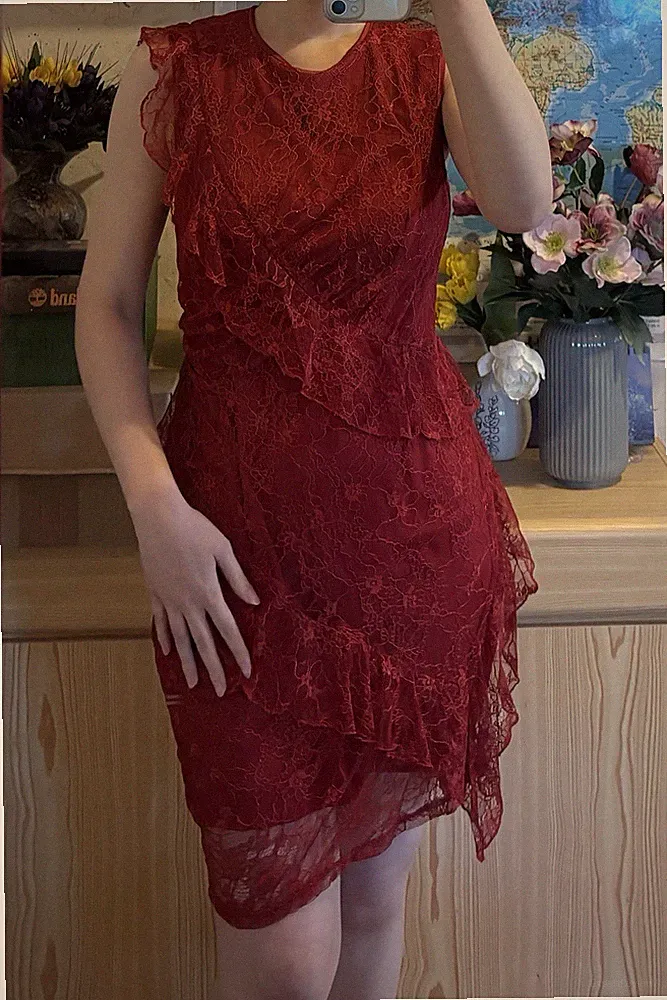Elegantes Rotes Spitzenkleid mit Rüschen, Cocktailkleid, Gr. 40/42, Top Zustand