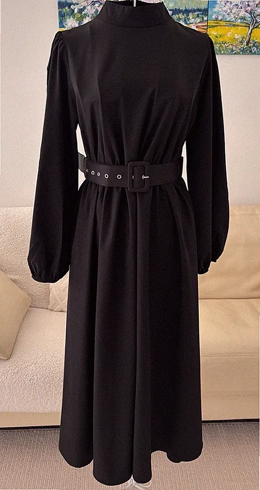 Elegantes schwarzes Damenkleid mit Gürtel und Reißverschluss – Größe M