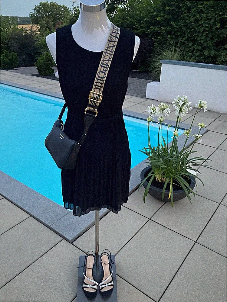 Elegantes schwarzes Etuikleid,ärmelloses Plissee,Sommer- Kofferkleid für Urlaub