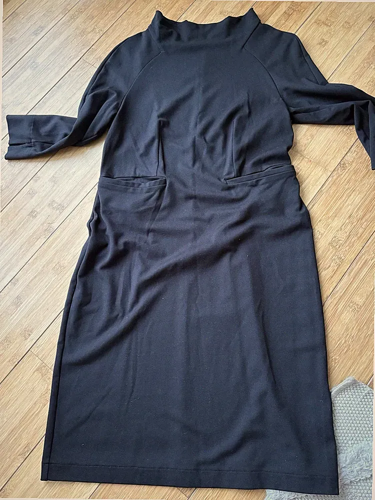 Elegantes schwarzes Etuikleid mit Stehkragen in Größe 38
