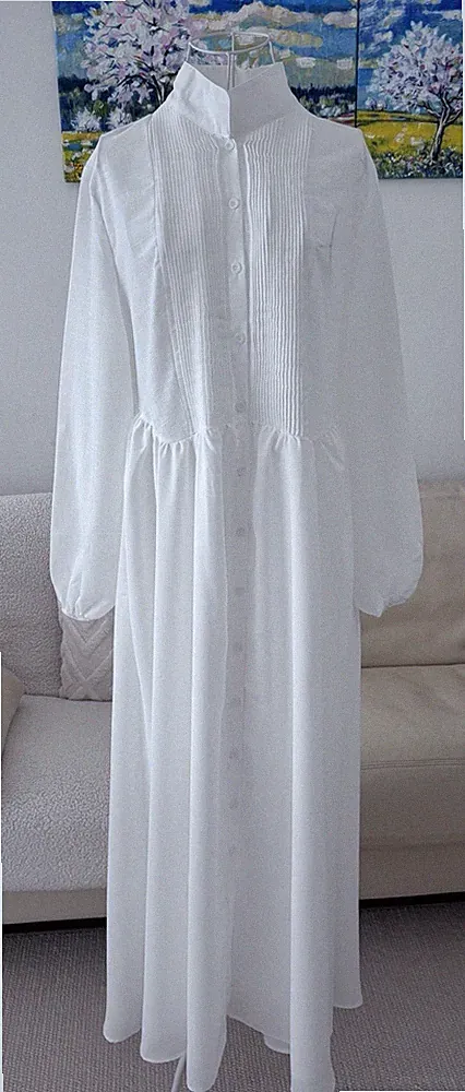 Elegantes weißes Kleid, lang, mit Stehkragen & Taschen – L