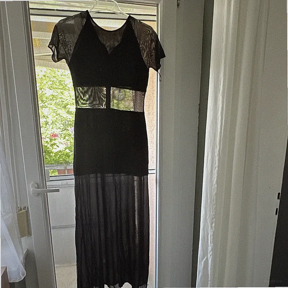 Escada Damen Etuikleid Midi schwarz Mesh Gr. 36 V-Ausschnitt Kurzarm