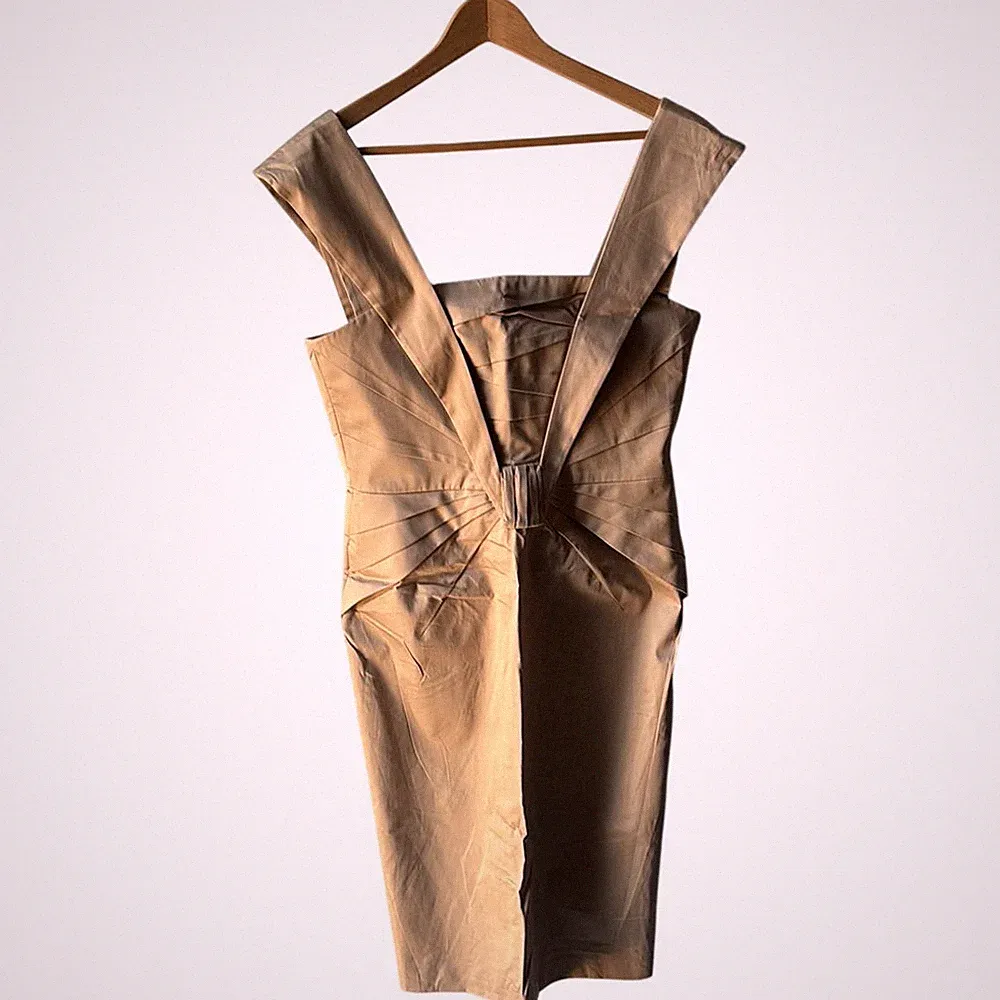 Escada Kleid UK 10 EU 38 beige Plissee Baumwollmischung breite Träger tief geschnitten