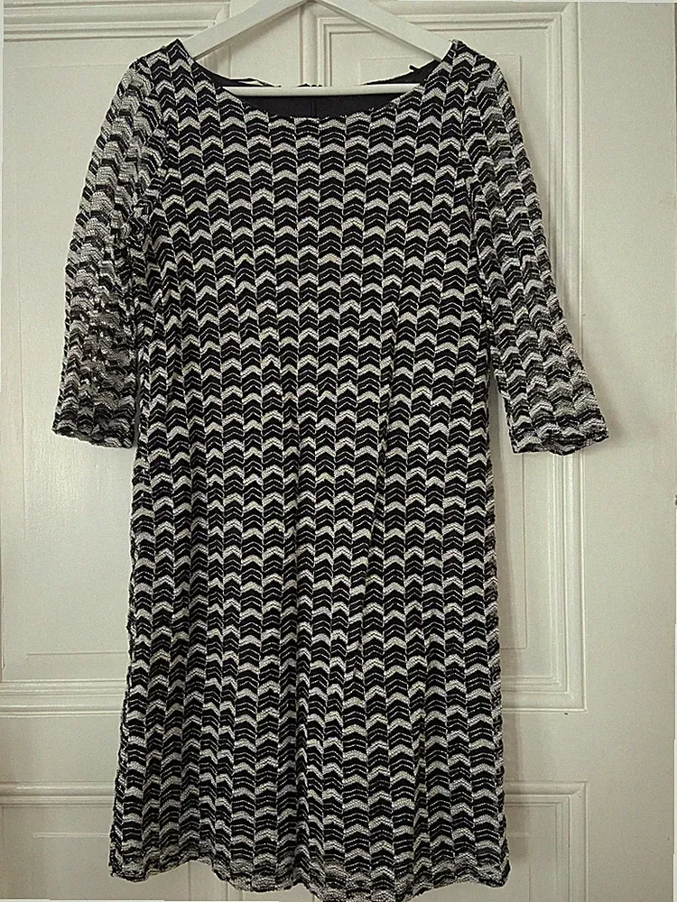 Esprit Kleid Gr. L Schwarz/Weiß Chevron Muster 3/4-Arm Knielang