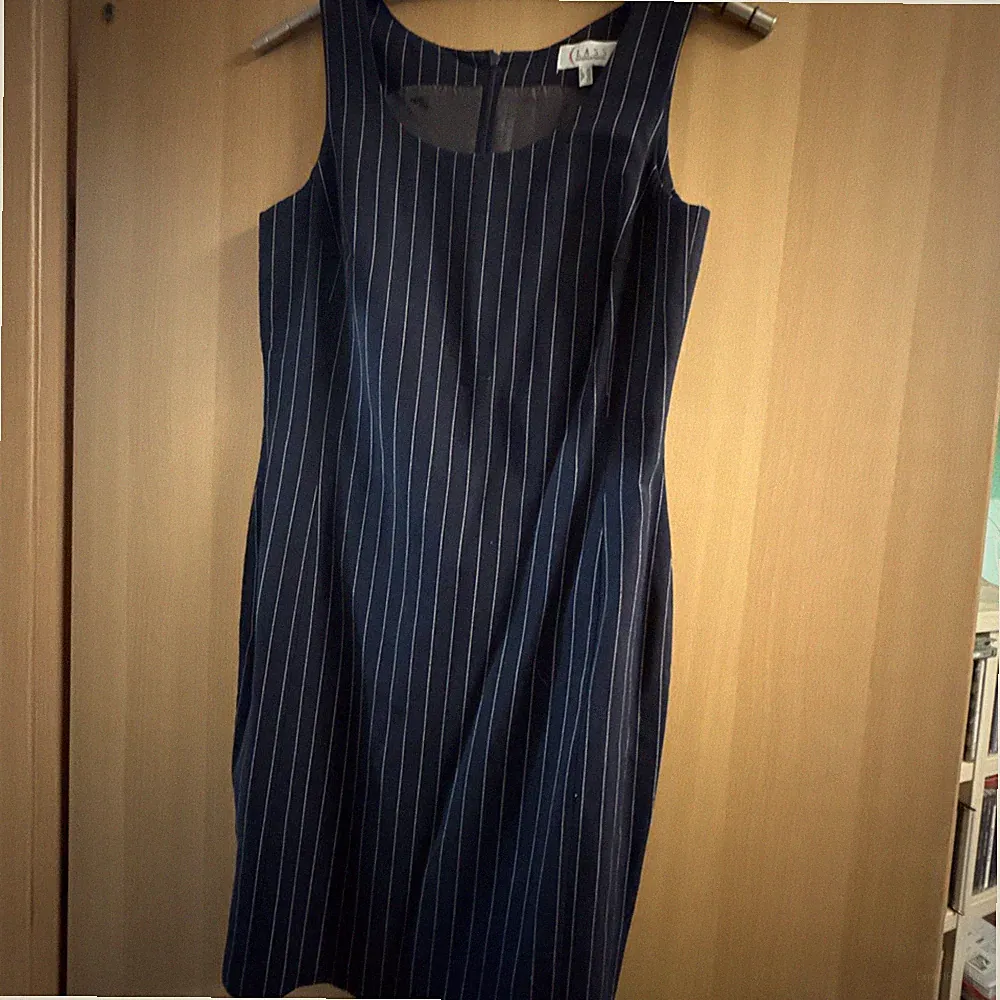 Etui Kleid Gr. 36, schwarz mit Nadelstreifen