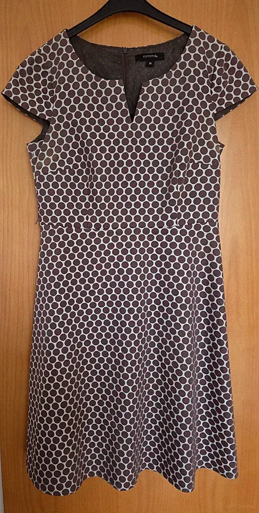 Etuikleid, auch für Business. Helle Kreise auf Braun. in Gr. 36/38