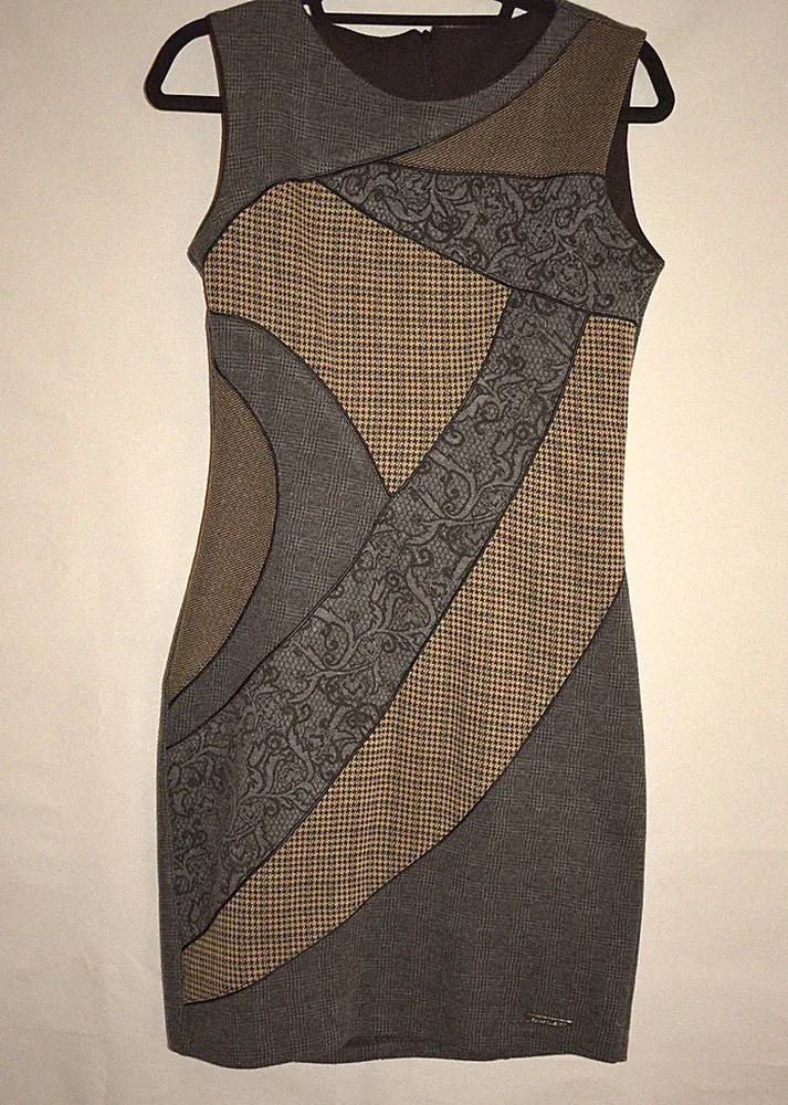 Etuikleid Gr. 38, Italien von Rinascimento Damen (Model ist 1,60 groß)