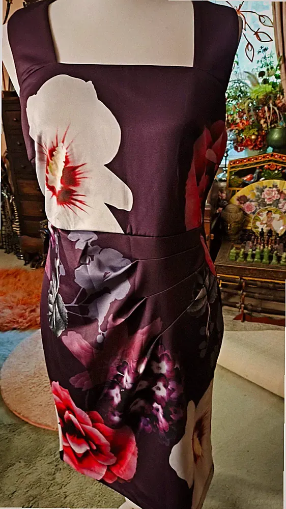 Etuikleid lila pinke Blumen, seitlich gerafft Gr.40 / 42, neu