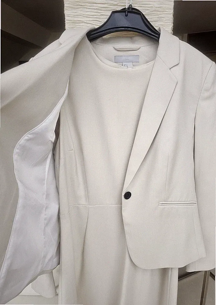 Etuikleid Mit Blazer Beige Gr 42/44 neu mit Etiketten