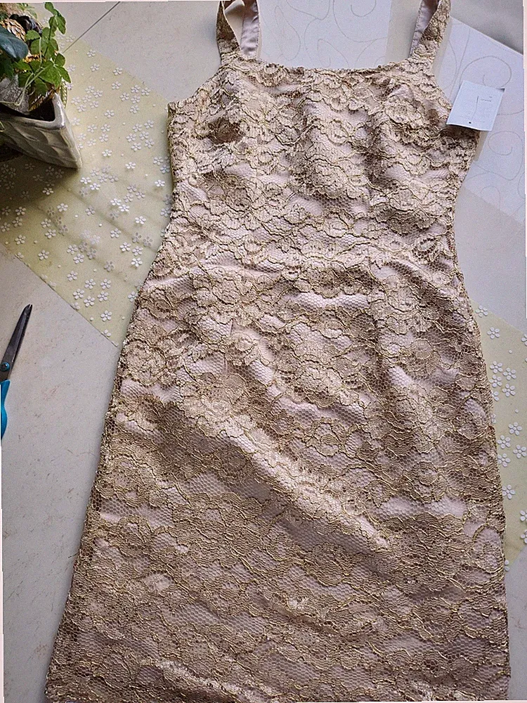 Etuikleid mit passendem Bolero in goldner Spitze Gr. 34/36
