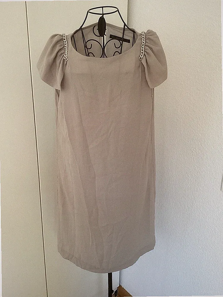 Etuikleid von Zara mit Eleganter Kette an der Schulter