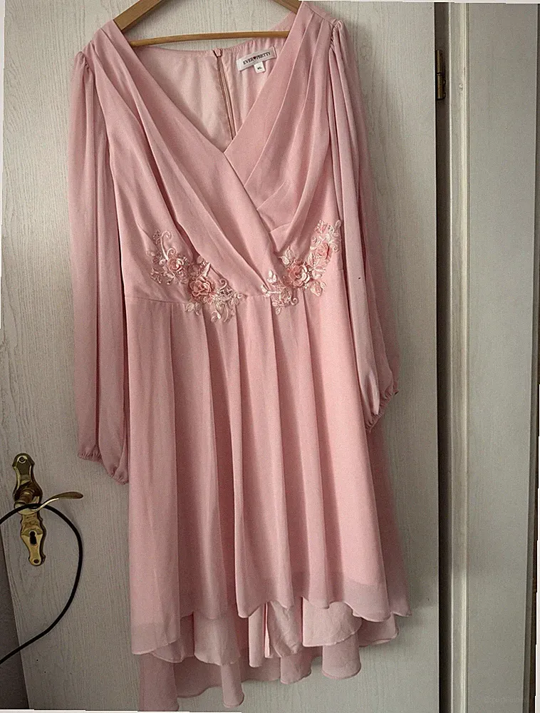 Bischofsärmel A Linien Kleid