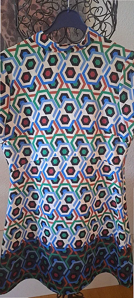 Farbenfrohes Kleid mit geometrischem Muster im Sixtieslook von Zara Größe S