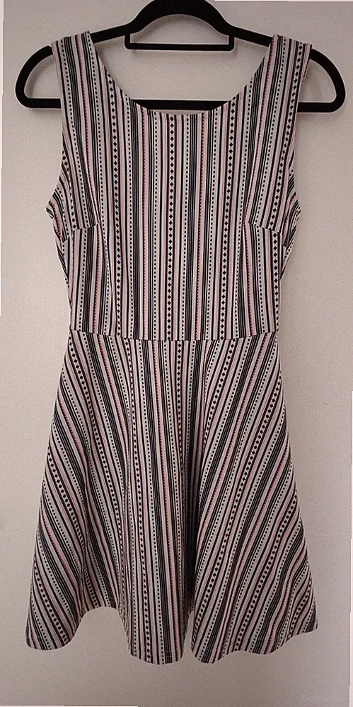 FB Sister Kleid M weiß schwarz rosa gemustert